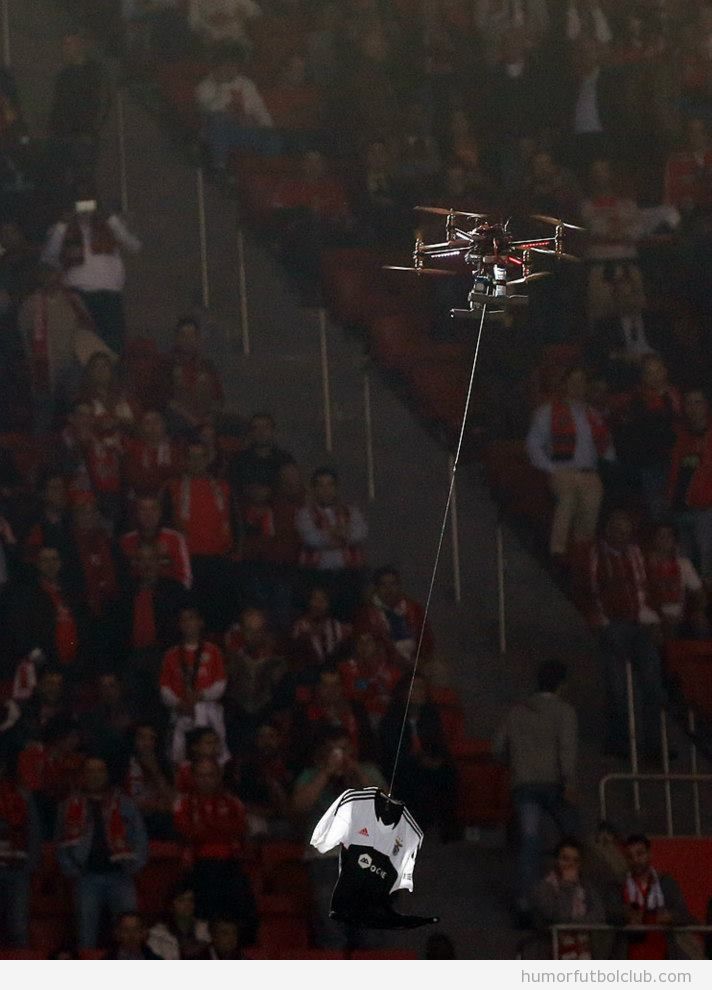 Drones hacen volar camisetas de aficionados en el estadio del Benfica