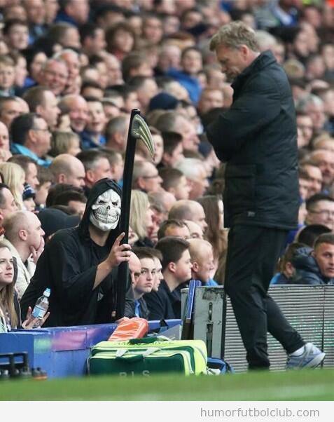 Fan del Everton disfrazado de La Muerte detrás de David Moyes