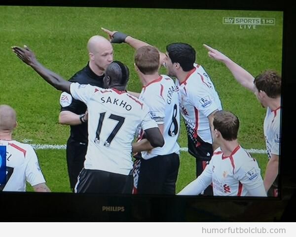 Foto curiosa jugadors West Ham y árbitro, imagen de la falta en el jumbo