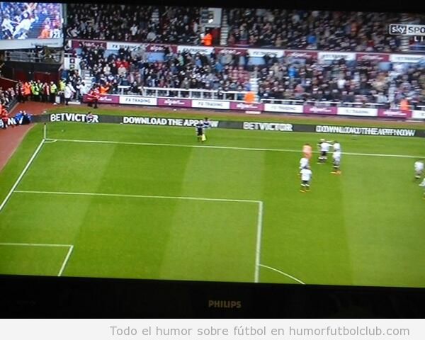 Foto curiosa jugadors West Ham y árbitro, falta en el jumbo