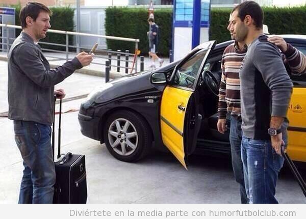 Messi toma una foto de taxista de Barcelona con Mascherano