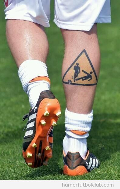 Tatuaje original cuidado faltas delantero de fútbol