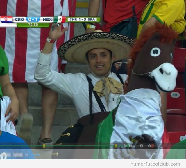 Foto graciosa aficionado México en Mundial Brasil con disfraz