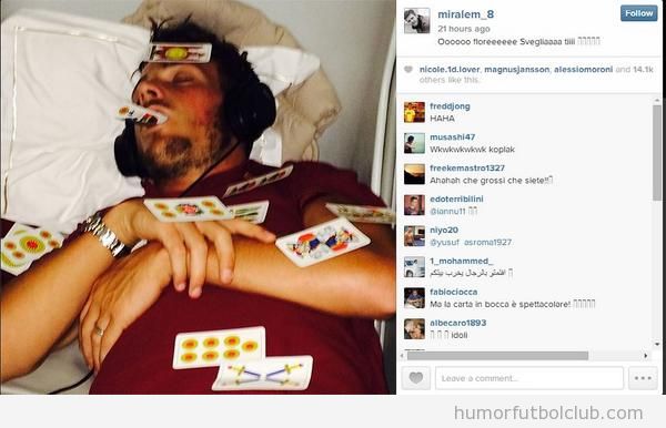Foto del jugador de la Roma Alessandro Florenzi dormido y trolleado en el avión