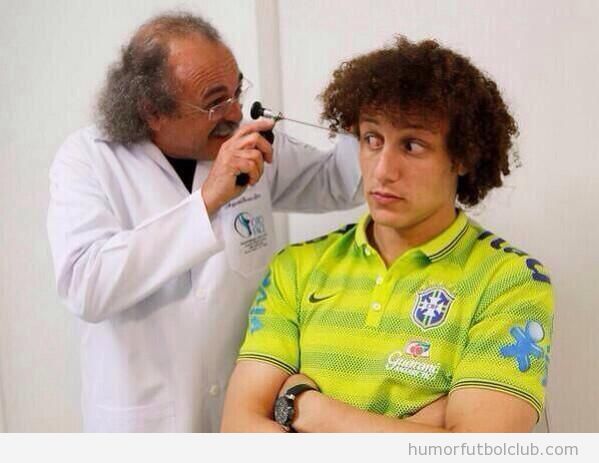 Foto graciosa David Luiz revisión médica, otorrino