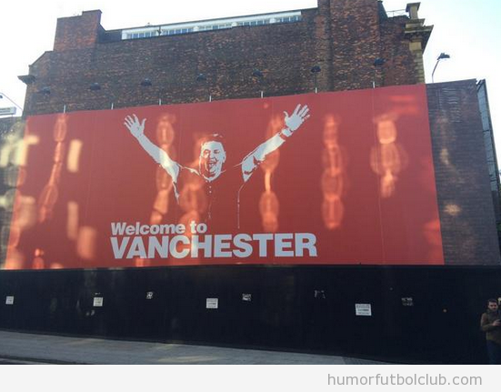 Pancarta de biemvenida del Manchester a Van Gaal