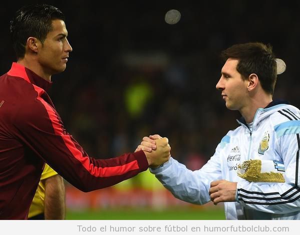 Cristiano Ronaldo y Messi dándose la mano en el Argentina Portugal