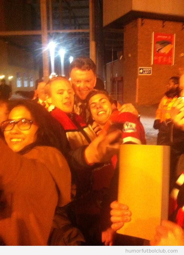Foto graciosa de Van Gaal con fans