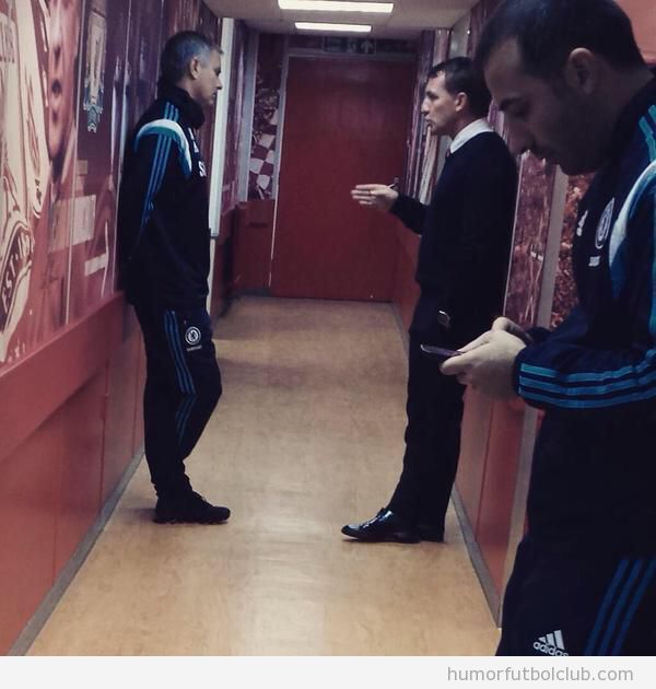 Foto graciosa de Mourinho en el pasillo