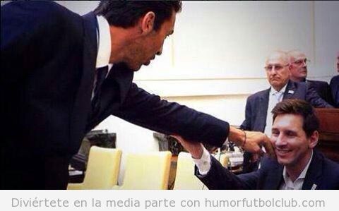 Foto de Buffon tocando a Messi