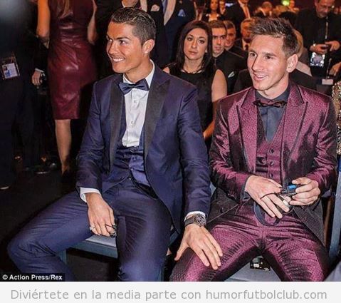 Cristiano Ronaldo tocando la pierna de Messi en la gala de Balón de Oro 2014