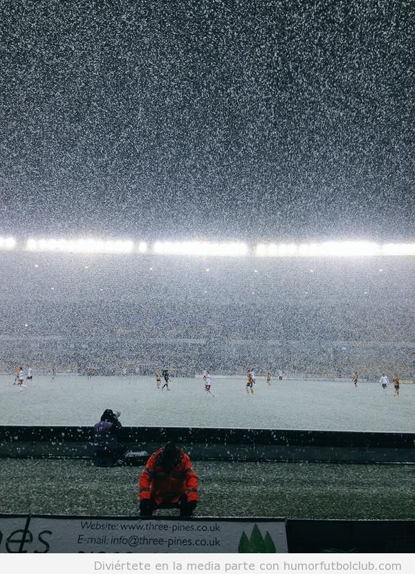 Foto nevando en el partido entre el Wolverhampton y el Fulham