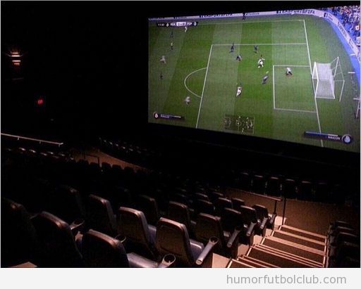 Foto, ver partido de fútbol en el cine