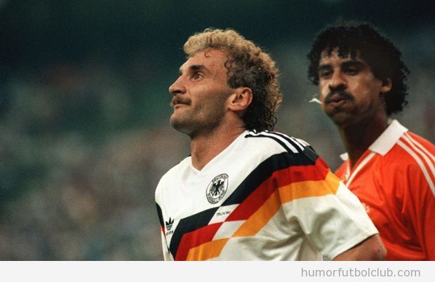 Foto mítica de Rijkaard escupiendo a Voller en Mundial 90
