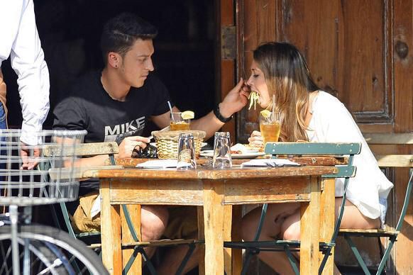 Foto graciosa de Ozil dando de comer a su novia