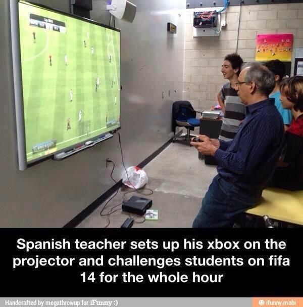Foto de un profesor jugando al FIFA en pantalla grande en clase