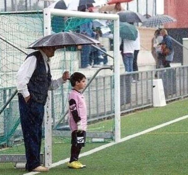 Foto graciosa abuelo sujetando paraguas al portero
