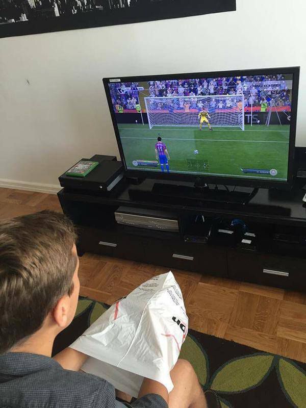 Jugar penaltis FIFA con un amigo en casa