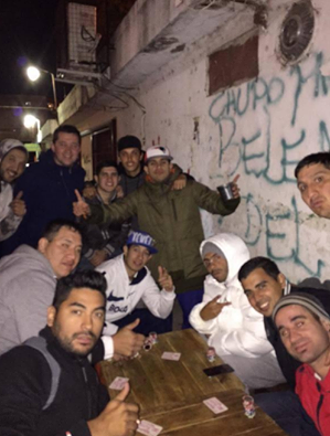 Foto de Carlos Tévez con amigos en barrio de Buenos Aires