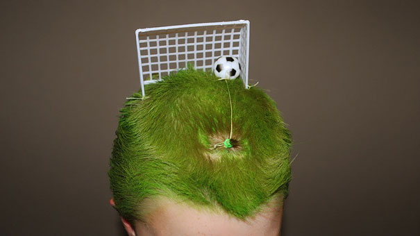 Peinado gracioso, pelo verde de campo fútbol con portería y balón