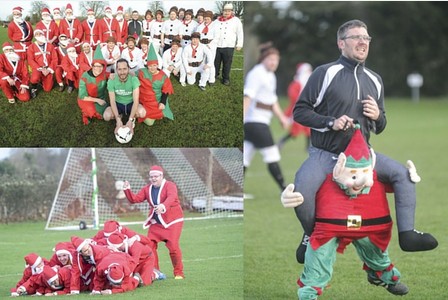 Partido fútbol vestidos Santa Claus y elfos