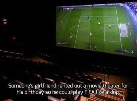 Foto jugar al FIFA en la pantalla grande de un cine