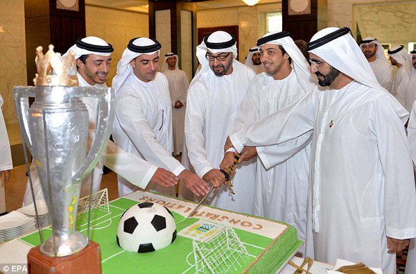 Familia Real Abu Dhabi pastel cumpleaños campo fútbol