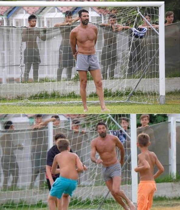 Fotos de Buffon jugando con niños en sus vacaciones