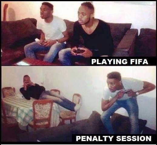 Foto graciosa jugar FIFA con amigo, tanda de penaltis