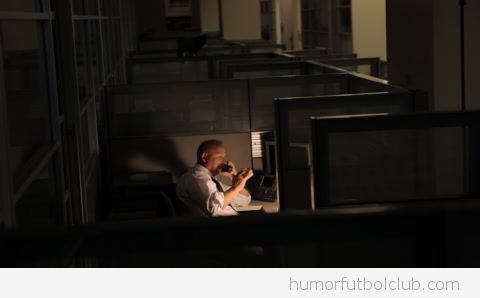 Hombre trabajando hasta tarde en la oficina