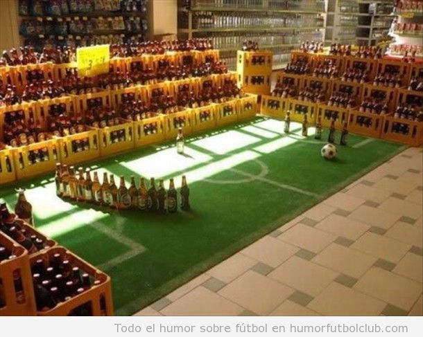 campo de fútbol en miniatura hecho con botellas de cerveza