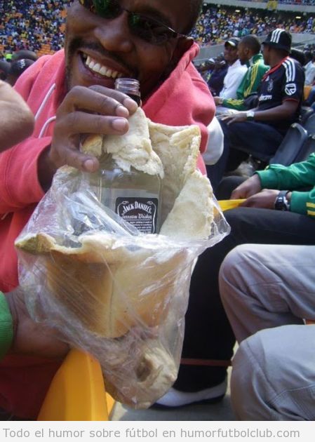 Meter alcohol en un campo de futbol escondiendo la botella en un pan de molde