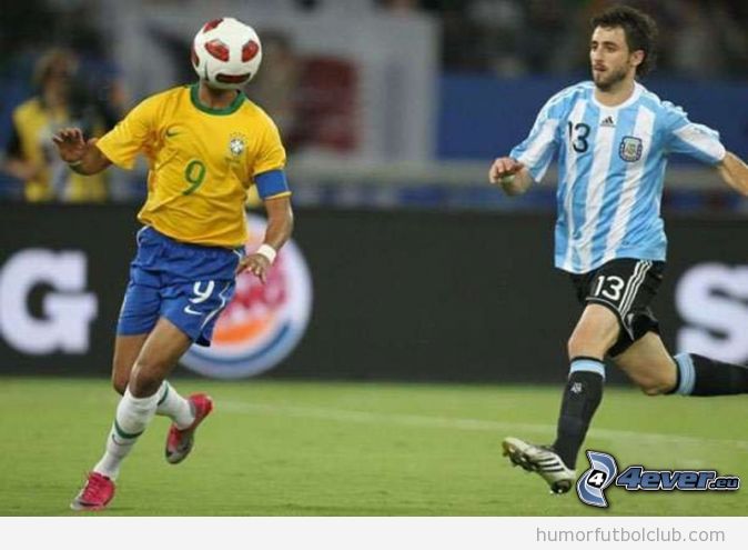 Jugador de la selección brasil parece un Alien con el balón en la cara