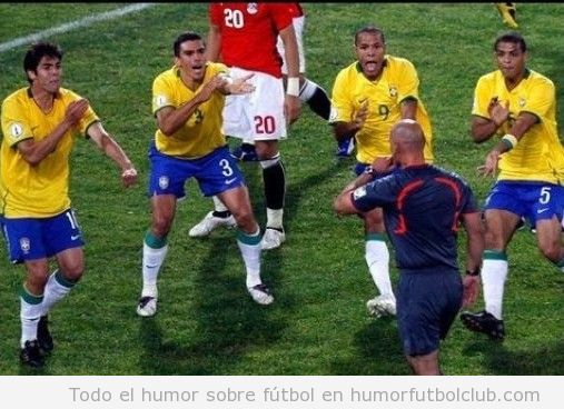 Jugadores de la selección de futbol de Brasil piden manos al árbitro o bailan Macarena