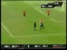  Gif Un hombre vestido de Mario Bros salta al terreno de juego y pega al árbitro