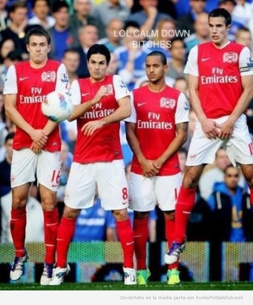 Futbolista del Arsenal se tapa sus partes íntimas en una barrera de una falta 