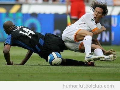 Futbolistas caen al suelo y se chocan el culo
