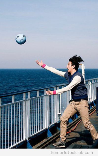 Balón de fútbol cae al agua del mar