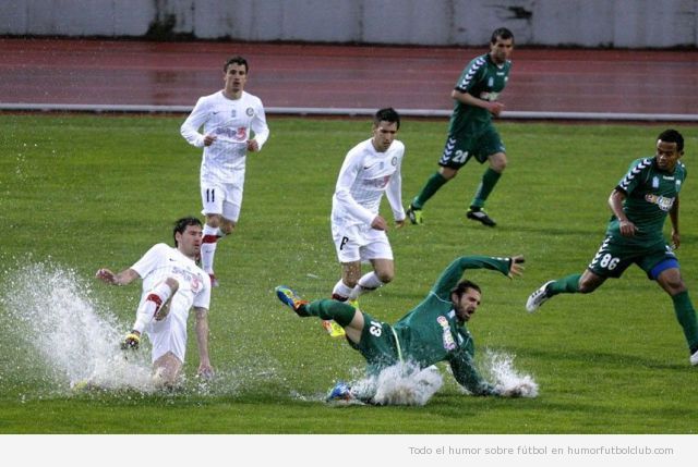Jugador de fútbol se cae en un campo lleno de agua, es un piscinazo