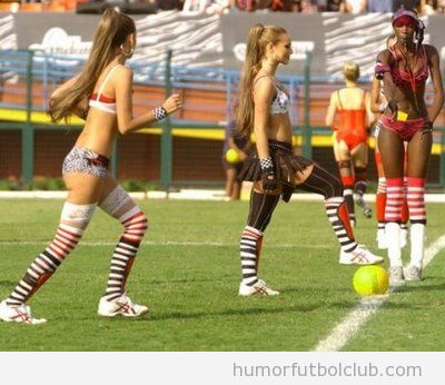 Chicas sexys jugando al fútbol con poca ropa