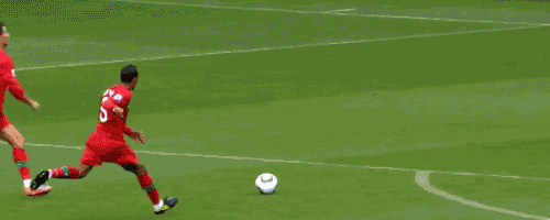 Gif gracioso de Cristiano Ronaldo controlando un balón de bollo con la espalda