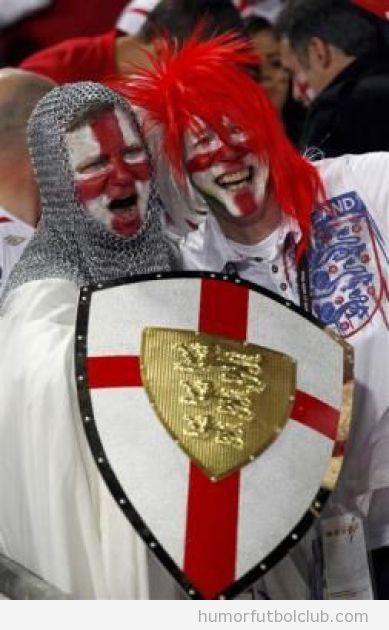 Aficionados de la selección inglesa de fútbol vestidos de caballeros
