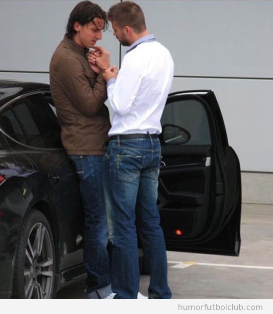 Ibrahimovic y Piqué haciéndose mimos cariñosos en el coche