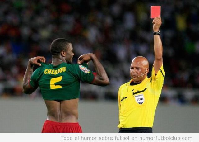 Árbitro saca tarjeta Roja y futbolista enseña el pecho
