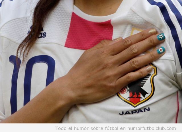 Jugadora de la selección femenina de fútbol de japón con la mano en el pecho y uñas pintadas