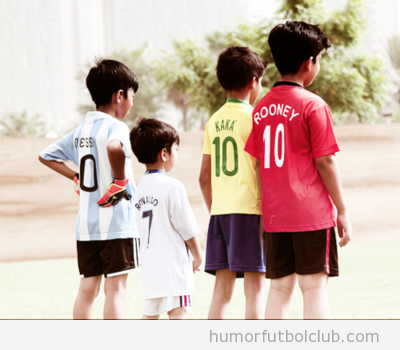Niños pequeños con camiseta de Messi, Ronaldo, Kaka, Rooney