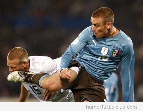 Un futbolista de la selección italiana de fútbol da una patada en la boca a su rival