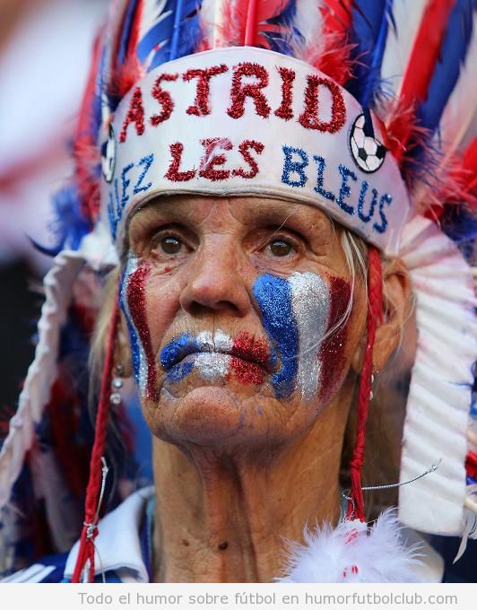 Aficionado selección francesa con plumaje indio Allez les Bleus Eurocopa 2012
