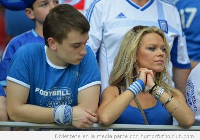 Aficionado grecia mira pechos aficionada griega Eurocopa 2012