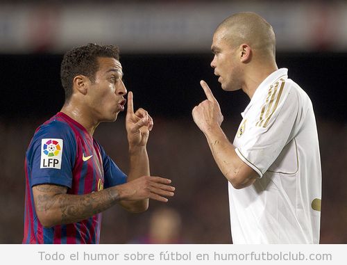Thiago Alcántara y Pepe peleándose en un Real Madrid Barça